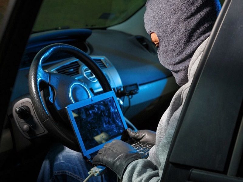 Trasformavano auto di lusso rubate per rivenderle all'estero