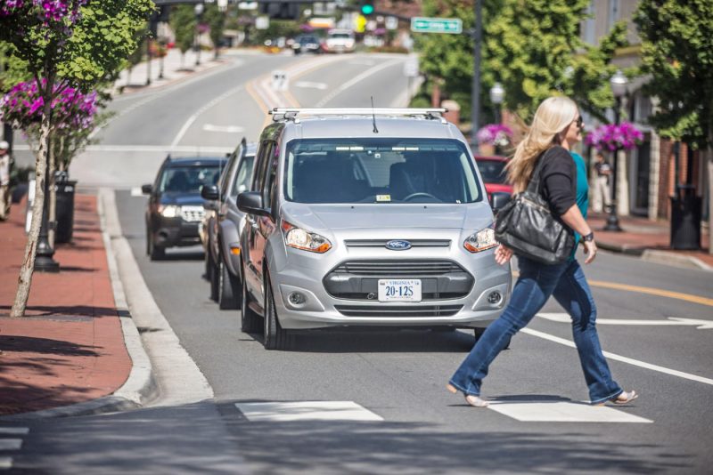 Guida autonoma: Ford sperimenta luci che comunicano con pedoni e driver