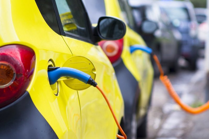 Auto elettriche e ibride: in Italia sono solo lo 0,66%