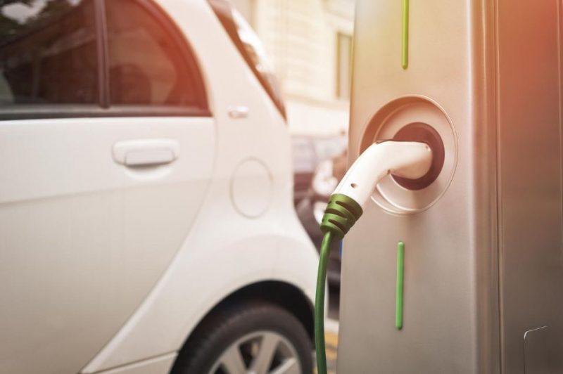 Un’auto nuova venduta su tre è ibrida, ibrida plug-in o elettrica pura