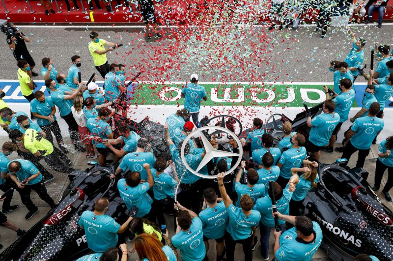 Axalta esulta con il team Mercedes-AMG Petronas per la conquista del campionato di F1