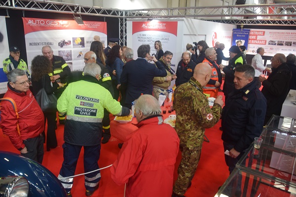Ricostruire per Riparare: un successo ” l’Aperitivo Solidale ” a Automotoretrò Torino