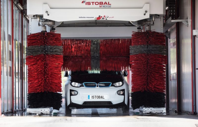 Come lavare un’auto elettrica o ibrida