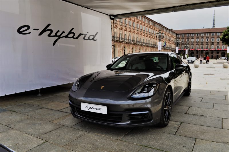 Porsche illumina Torino per i suoi 70 anni