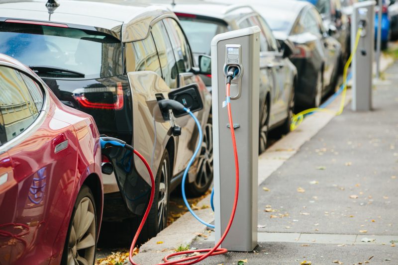 Auto elettriche: gli italiani sono pronti a comprarle?