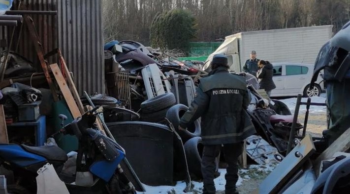Sequestrata carrozzeria abusiva con discarica rifiuti a Cesano