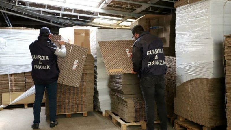 Stamperia di loghi falsi nel comasco, scatta maxi-sequestro di ricambi