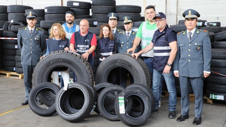 Sequestrate 52 tonnellate di gomme cinesi taroccate
