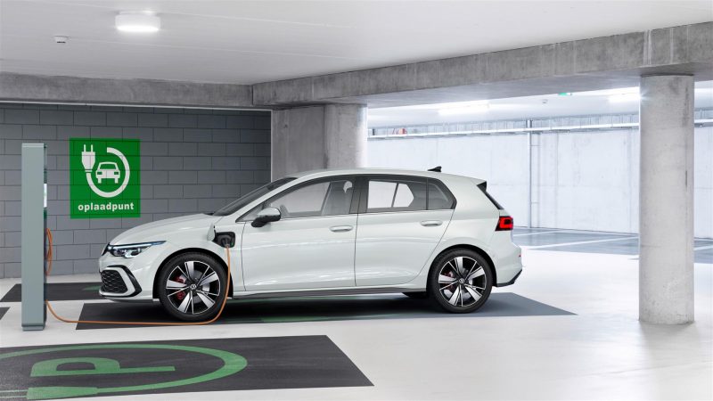 L’AUTO CON LA SPINA: VERSO IL FUTURO ELETTRIZZATO CON LE AUTO PLUG IN